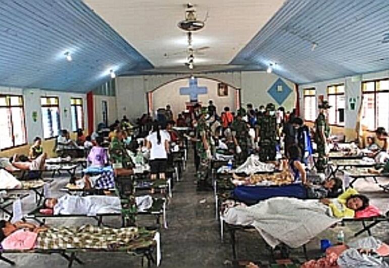[Translate to Englisch:] Kirche als Lazarette: In manchen Orten Mentawais sind sie die einzigen Gebäude, die den Tsunami überstanden haben.