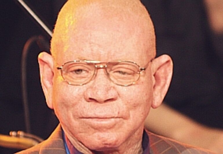 [Translate to Englisch:] Bischof Dr. Zephania Kameeta kämpft für ein bedingungsloses Grundeinkommen in Namibia.