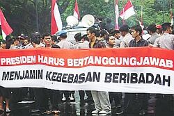 Vor dem Präsidentenpalast in Jakarta demonstrieren Indonesier für Religionsfreiheit: "Der Präsident muss dafür sorgen, dass die Menschen Gottesdienst feiern dürfen."